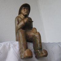 Хемингуей -  Дърворезба стара седнала фигура на мъж, снимка 3 - Статуетки - 29576746