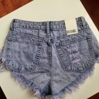 Дамски дънкови къси панталони, лилава боя, странични вързанки, снимка 3 - Къси панталони и бермуди - 36936466