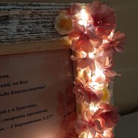 Декорирана рамка с цветя и осветление, снимка 8 - Подаръци за сватба - 37789220