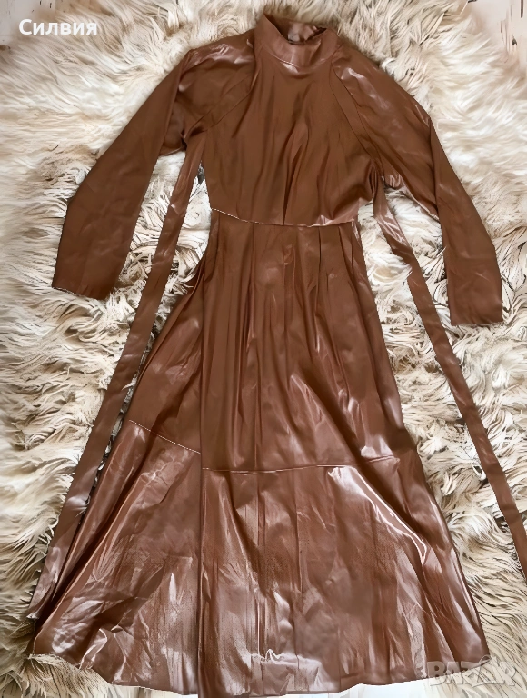 Дълга лъскава кожена рокля в цвят камел с X-образна връзка на талията, размер "S"-"M", снимка 1