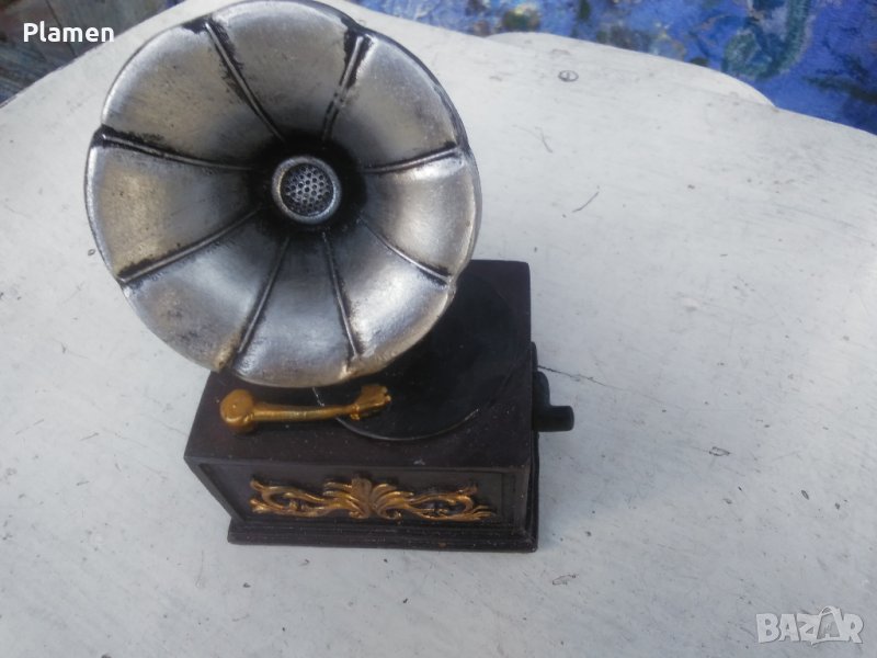 Касичка - грамофон от полирезин, снимка 1