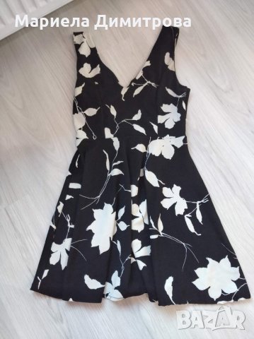 Дамска рокля с полугол гръб