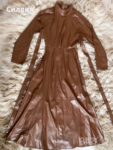 Дълга лъскава кожена рокля в цвят камел с X-образна връзка, размер "S"-"M"