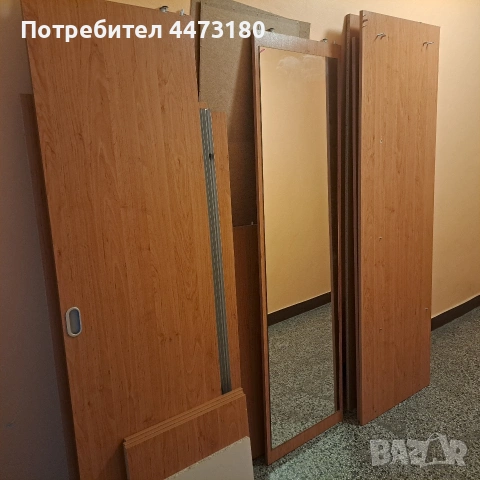Трикрилен гардероб с плъзгащи се врати и огледало - разглобен за лесн транспорт