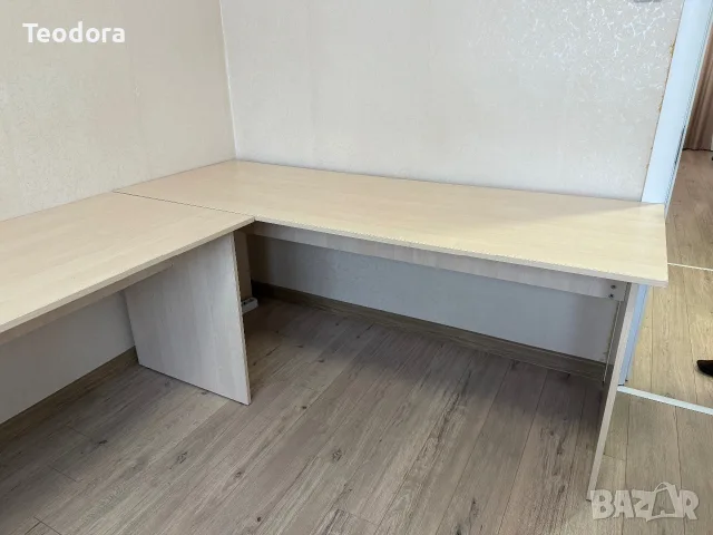 Две ъглови бюра