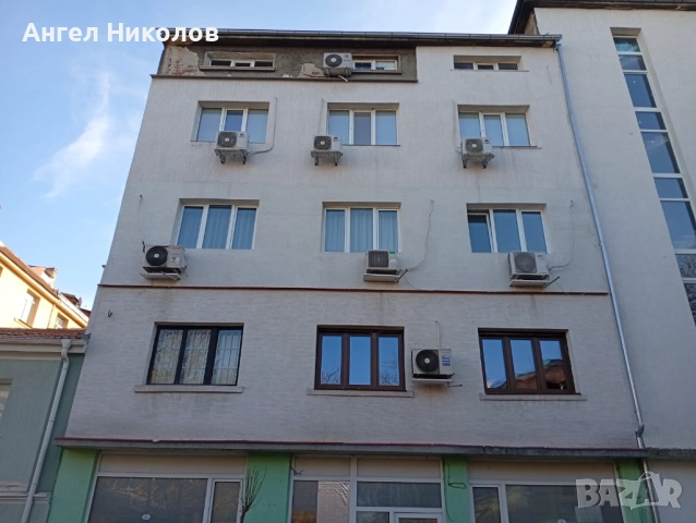 Отдава се под наем тристаен апартамент в центъра на София