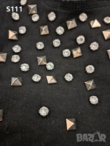 Ефектни, черни дамски дънки с капси и камъчета, снимка 2 - Дънки - 50059211