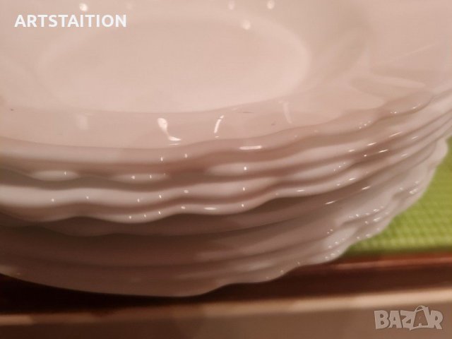 Бели порцеланови чинии за супа, зелена чиния и 4бр.за основно на Китка 