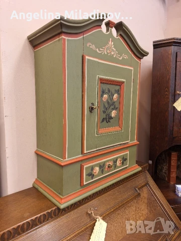 Шкаф за стена ръчно изрисуван , снимка 2 - Шкафове - 51314373