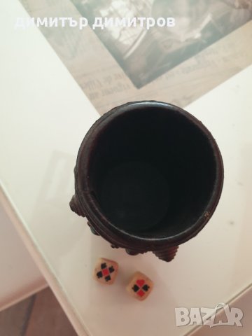 кожена чаша за зарове с два броя зара  използвана автентична, снимка 2 - Други ценни предмети - 40066889