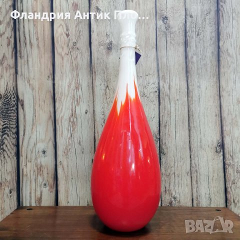 Ваза от арт стъкло в червено и бяло