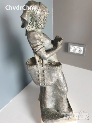 Josep Bofill статуетка резин 45см-6кг/испанска скулптура/фигура на четящо момиче с чанта и книга, снимка 2 - Статуетки - 52956849