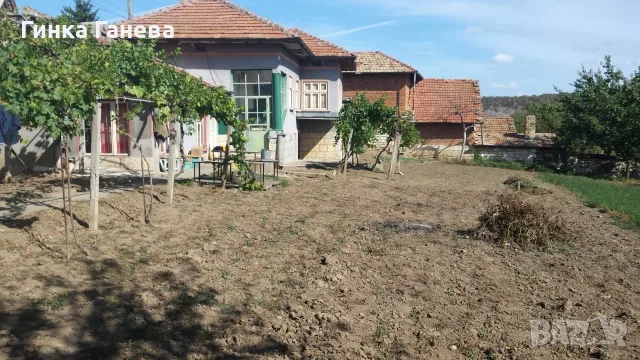 Селска къща с 1345 м² двор, гараж и стопански постройки.  Директно от собственика .