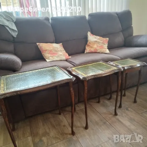  Три издълбани странични маси от махагон с инкрустация от обработена кожа , снимка 2 - Тоалетки - 48651255