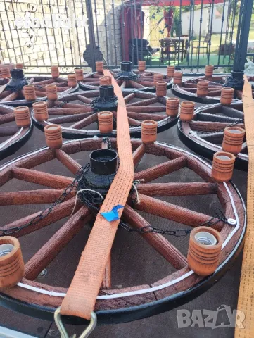 Полилеи, осветление от автентични реставрирани колела от каруца с ръчно изработени дървени чашки , снимка 12 - Полилеи - 49968867