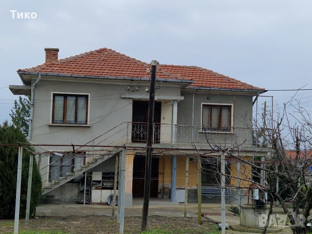Двуетажна къща в село Средец 