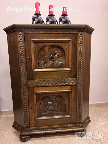 Винтидж ъглов шкаф с богата дърворезба 