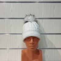 Нова зимна дамска шапка в бял цвят с пух/помпон, снимка 7 - Шапки - 35501382