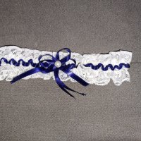 Жартиер от бяла дантела и синя панделка, снимка 1 - Сватбени аксесоари - 39512367