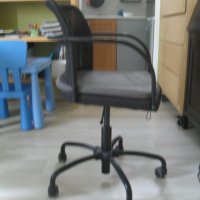 Въртящ се ратанов офис стол, Икеа, снимка 2 - Столове - 39278124