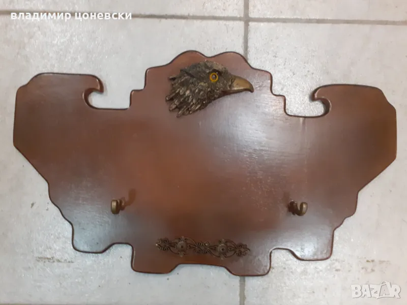 Дървена стойка за стена,за пистолет,нож,кама,кортик и др., снимка 1