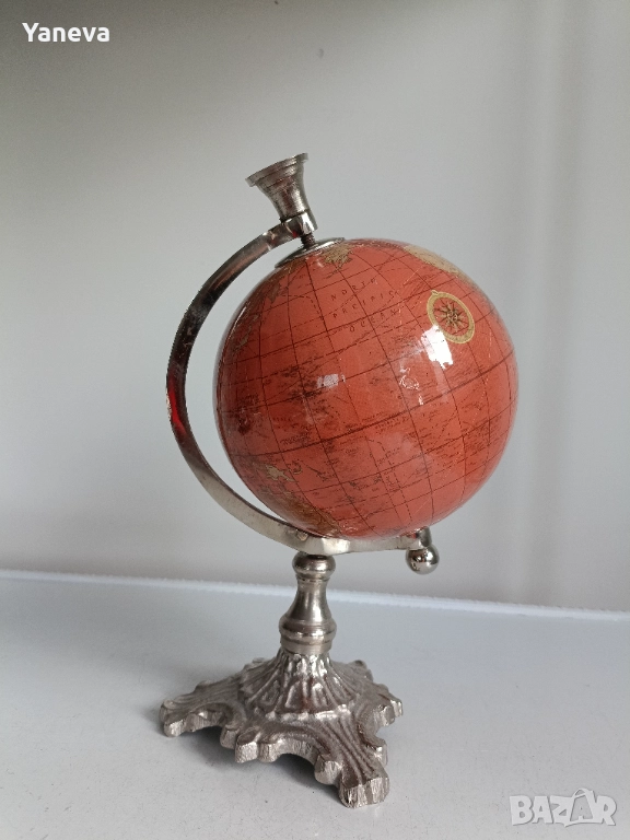 Английски, настолен глобус с винтидж дизайн. Метална, основа с червеникаво-оранжева карта на света. , снимка 1