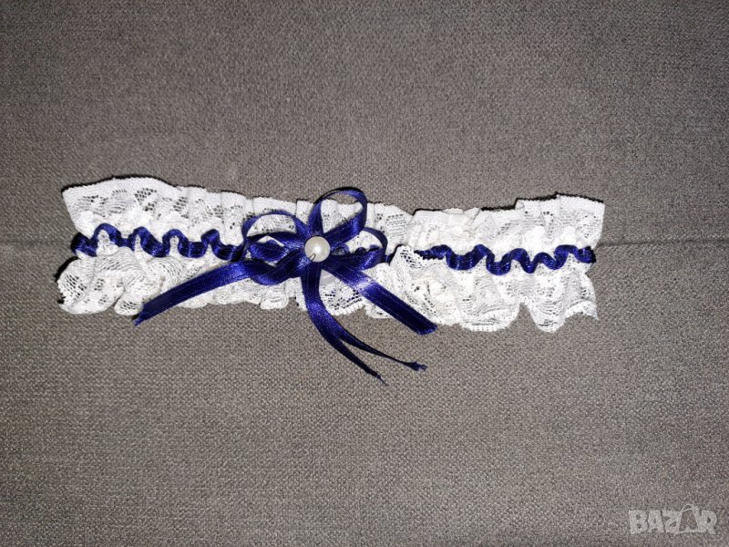 Жартиер от бяла дантела и синя панделка, снимка 1