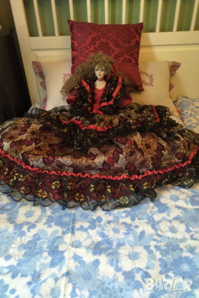 Колекционерска порцеланова кукла ръчна изработка намалена , снимка 1