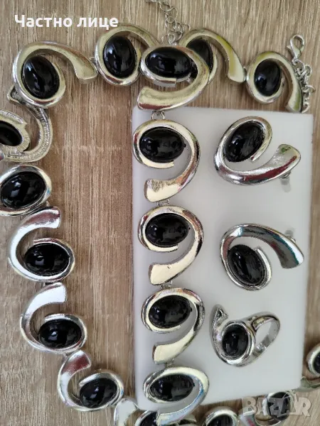 Продавам комплект колие , гривна, обеци и пръстен, сребристо и черно, снимка 1