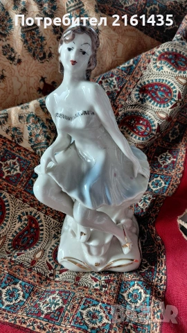 Българска порцеланова фигура. Доста рядка.