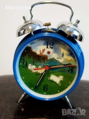 Стар анимиран будилник, настолен часовник