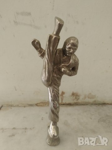 месингова статуетка-каратист