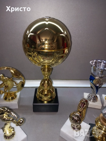 Футболни купи и медали