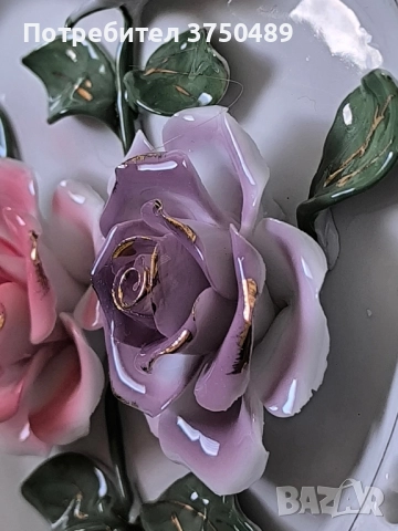 Красива декоративна чиния с релефни рози в розов и лилав нюанс и ажурен бордюр - Цена 30 лв/15,33€, снимка 3 - Други - 52273532