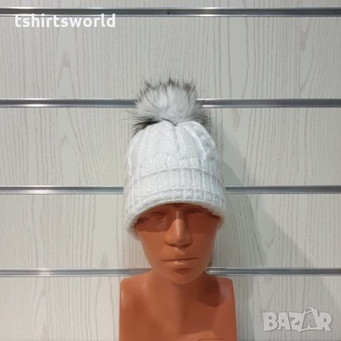 Нова зимна дамска шапка в бял цвят с пух/помпон, снимка 7 - Шапки - 35501382
