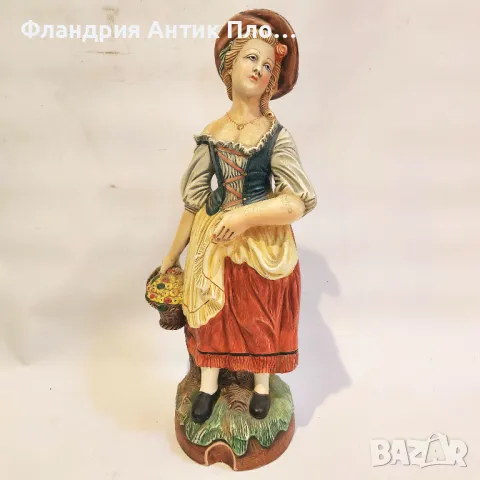 Ръчно рисувана статуетка на селска девойка