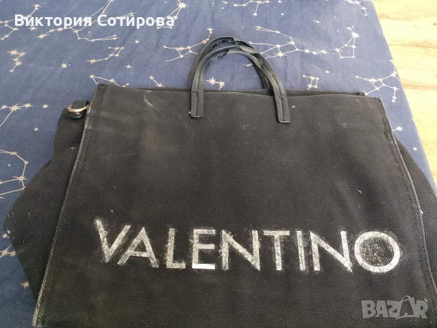 тип "tote" на марката Valentino. 