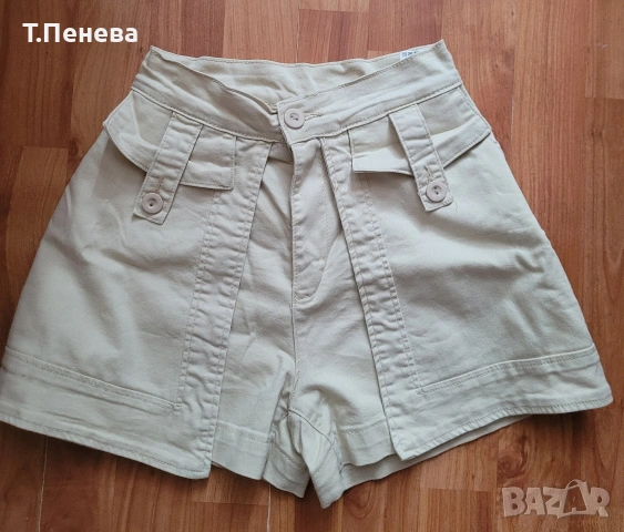 Светло бежави панталонки с интересен дизайн.