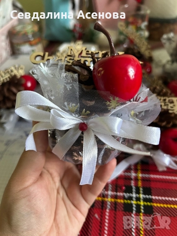 Коледна декорация - шишарка , снимка 3 - Декорация за дома - 52698051