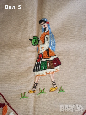 Бродирано каре , покривка с народни носии, снимка 6 - Антикварни и старинни предмети - 54288644