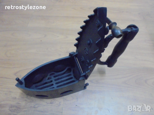 № 8564 Старинна въгленова ютия с вътрешна скара – автентичен ретро предмет  , снимка 3 - Други ценни предмети - 54142212