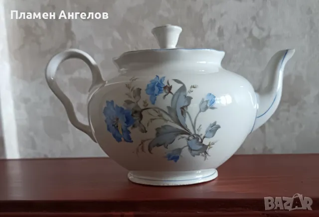 Чайник стар български порцелан от 60те години. 