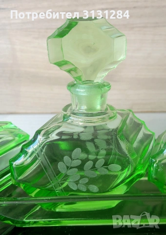 винтидж комплект за тоалетка от ураново стькло Германия, снимка 8 - Антикварни и старинни предмети - 53073308