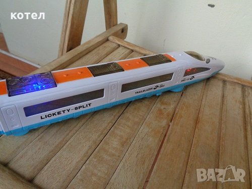  EMU-138 LED играчка -Влак със светлина и музика (многоцветна), снимка 3 - Влакчета, самолети, хеликоптери - 30403664