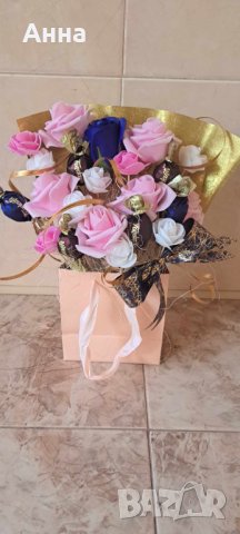 Букет от 7 сапунени рози и бонбони, снимка 1