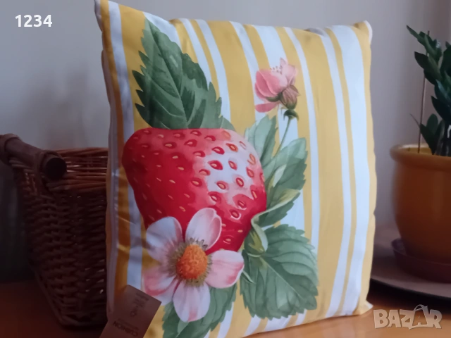 Декоративна нова  възглавница с цветя и ягода, снимка 3 - Възглавници - 53935846