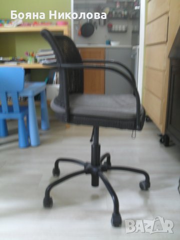 Въртящ се ратанов офис стол, Икеа, снимка 2 - Столове - 39278124