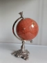 Английски, настолен глобус с винтидж дизайн. Метална, основа с червеникаво-оранжева карта на света. , снимка 1