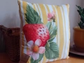 Декоративна нова  възглавница с цветя и ягода, снимка 3