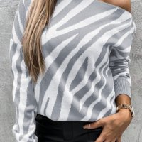 Дамски пуловер в сив цвят със зебра принт и голо рамо, снимка 1 - Блузи с дълъг ръкав и пуловери - 42781456